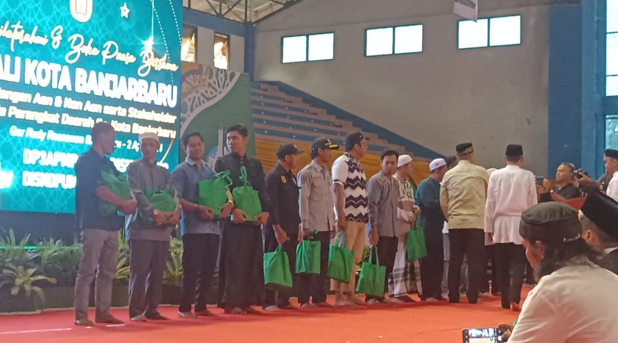 Penyerahan Bantuan Oleh Wali Kota Kepada APG Dinas Perhubungan Kota Banjarbaru Selasa, 2 April 2024 Bertempat Di GOR Rudi Resnawan
