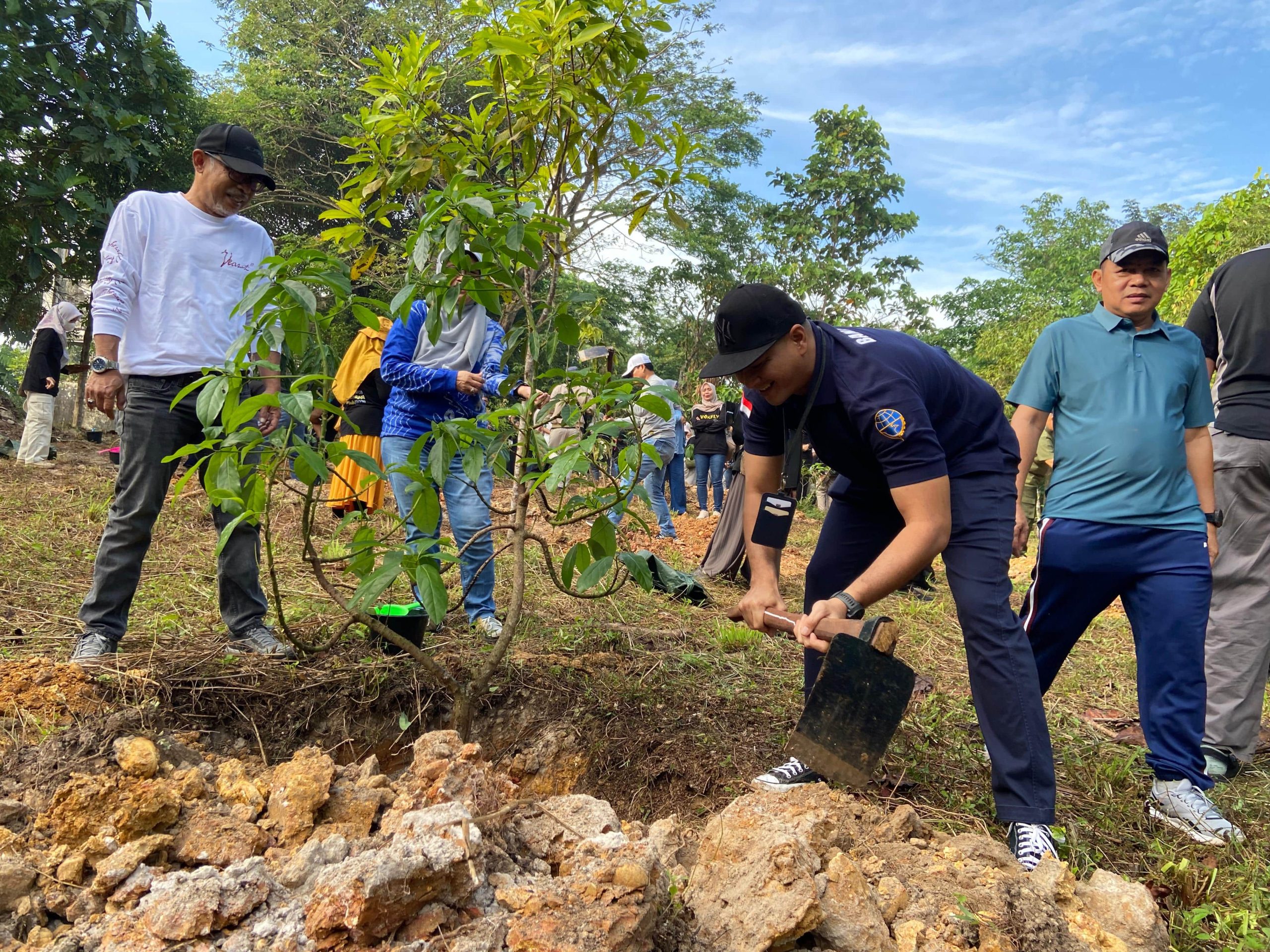 Hijaukan Banjarbaru, Dinas Perhubungan Ikut Serta dalam Penanaman Pohon Bersama Wali Kota di Taman KEHATI 2025